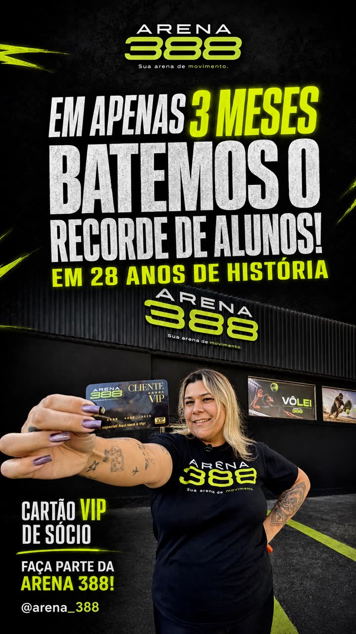 Integrante da equipe Arena 388 mostra o Cartão VIP de Sócio em frente à fachada